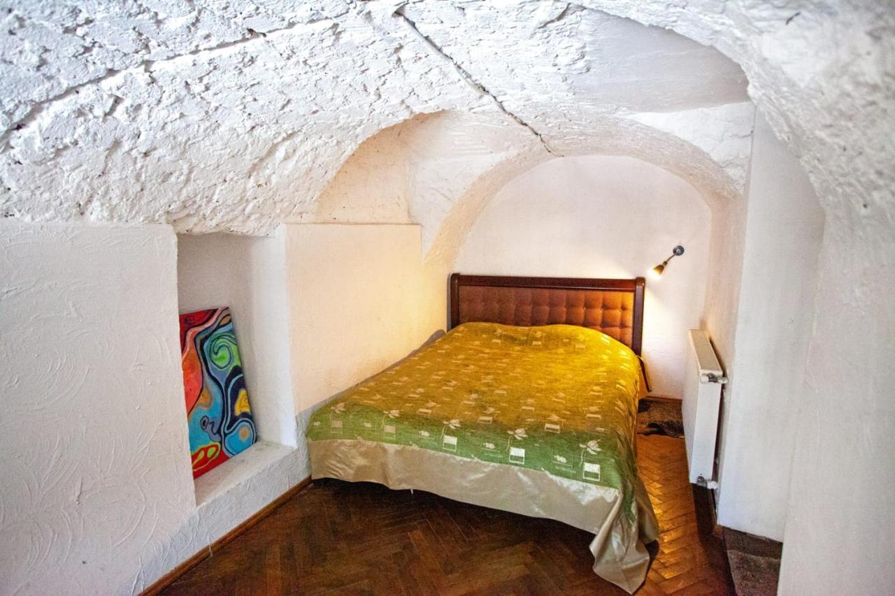 Artrooms -Round Windows Rynok Sq إلفيف المظهر الخارجي الصورة