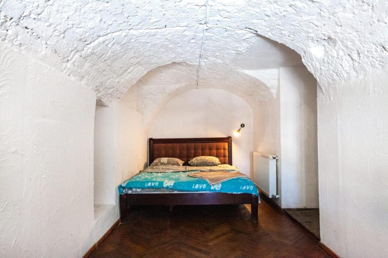 Artrooms -Round Windows Rynok Sq إلفيف المظهر الخارجي الصورة